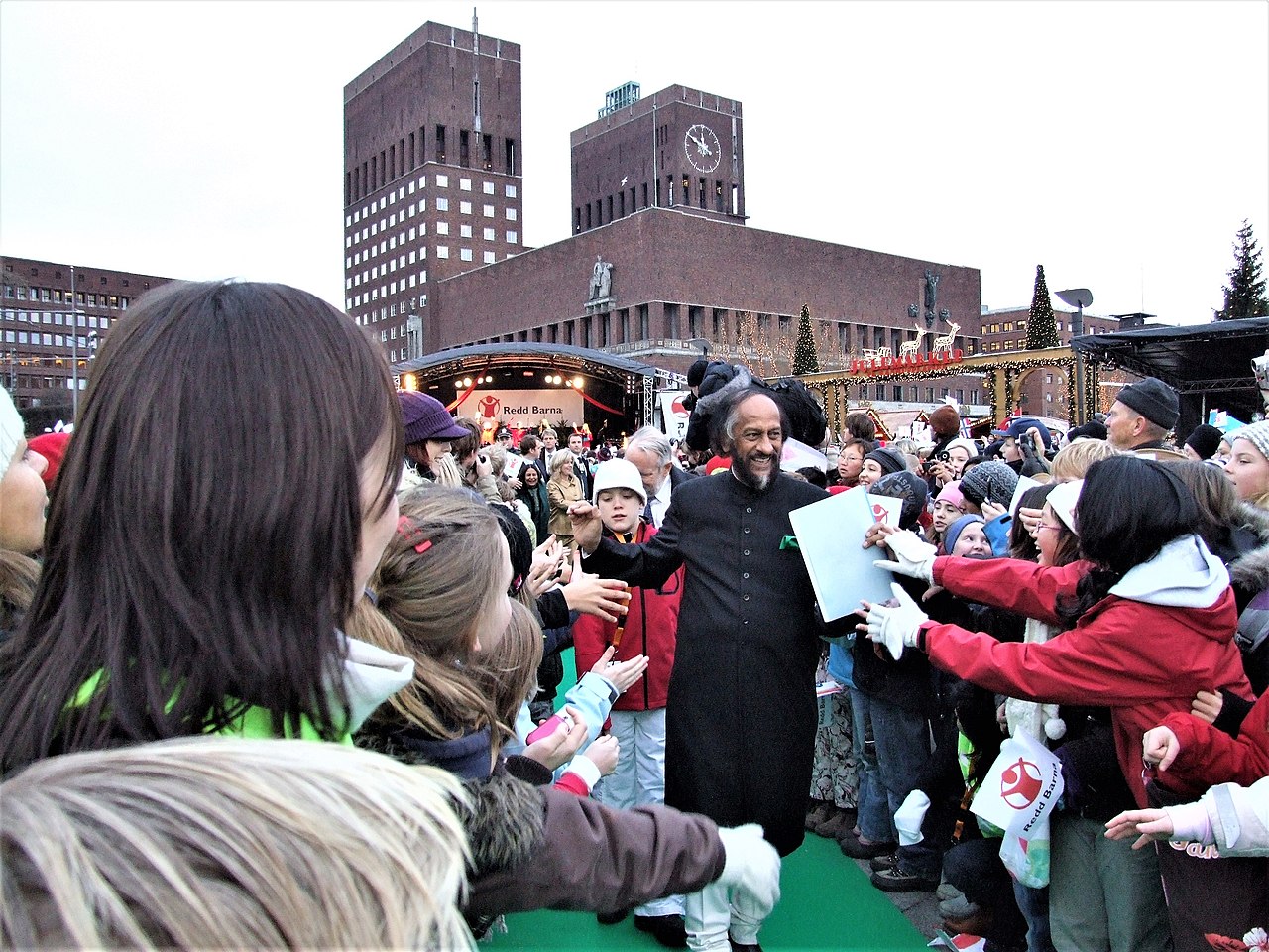 Rajendra K. Pachauri voor het stadhuis in Oslo op de dag dat hij de Nobelprijs voor de Vrede ontvangt namens IPCC in 2007