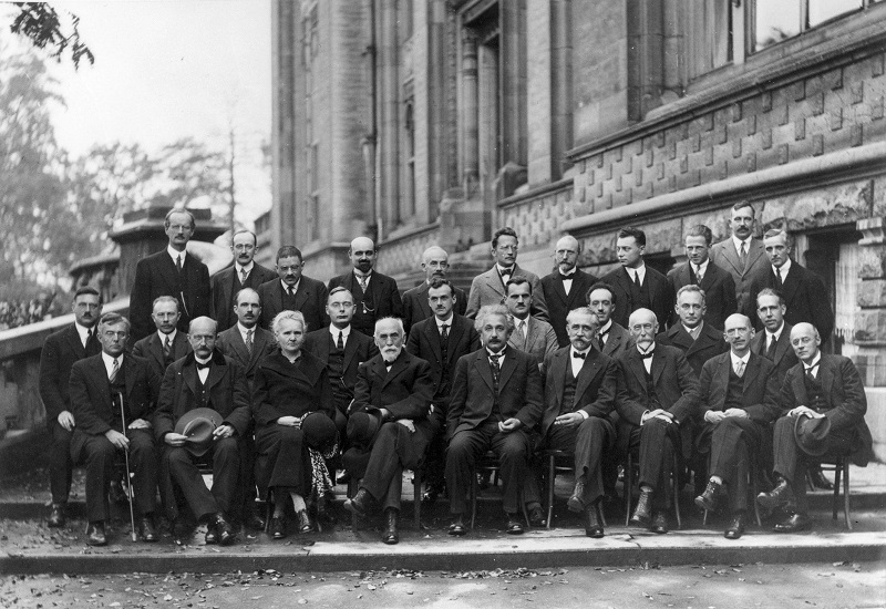 Vijfde Solvay conferentie natuurkundigen waaronder Albert Einstein Marie Curie en Niels Bohr