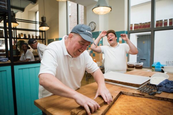 Bakkers bij de koekfabriek